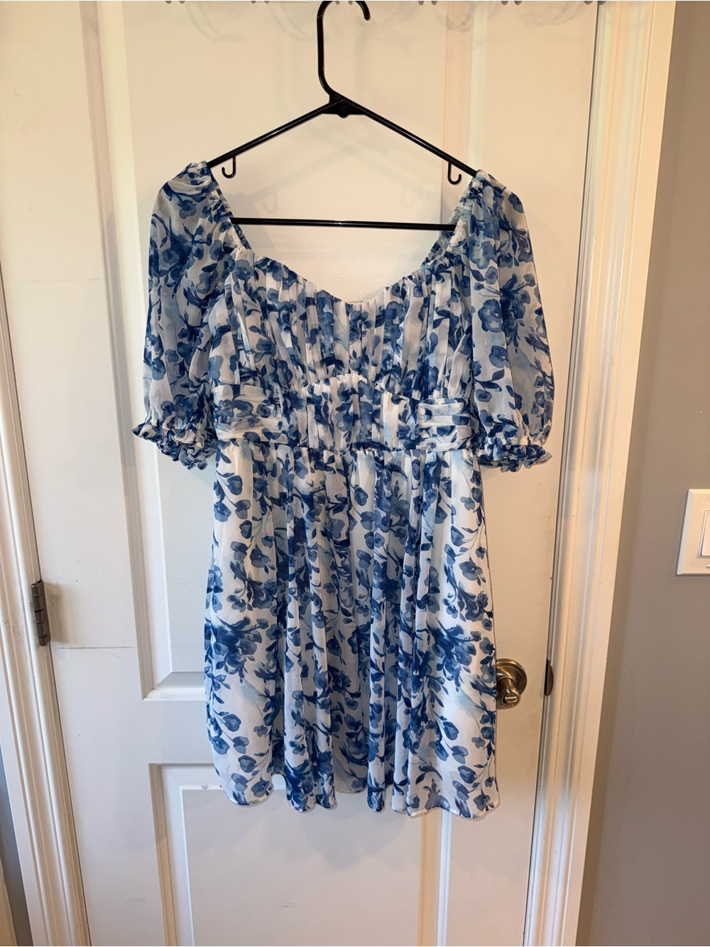 Abercrombie & Fitch White and Blue Floral Puff-Sleeve Dress, size S/T